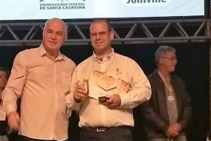 Empresário é premiado no XXII Congresso Brasileiro de Apicultura de Joinville - SC